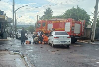 Imagem da notícia Mulher fica ferida após acidente entre carro e motocicleta em Coxim